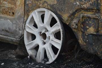 Cinco vehículos calcinados un incendio intencionado en un solar de El Ejido-Telde/TA.